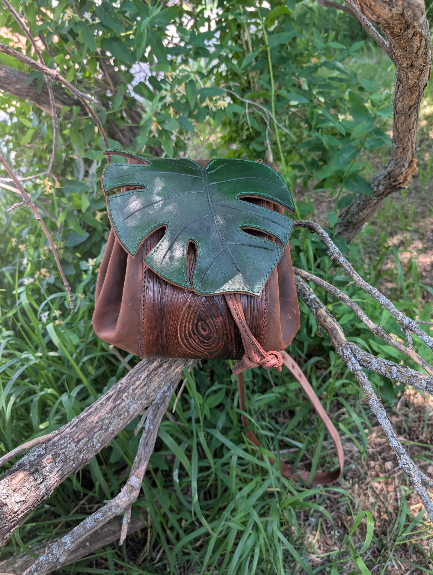 **Handmade Leather Monstera Leaf Crossbody Purse (Full Grain & Tooled Wood Grain)