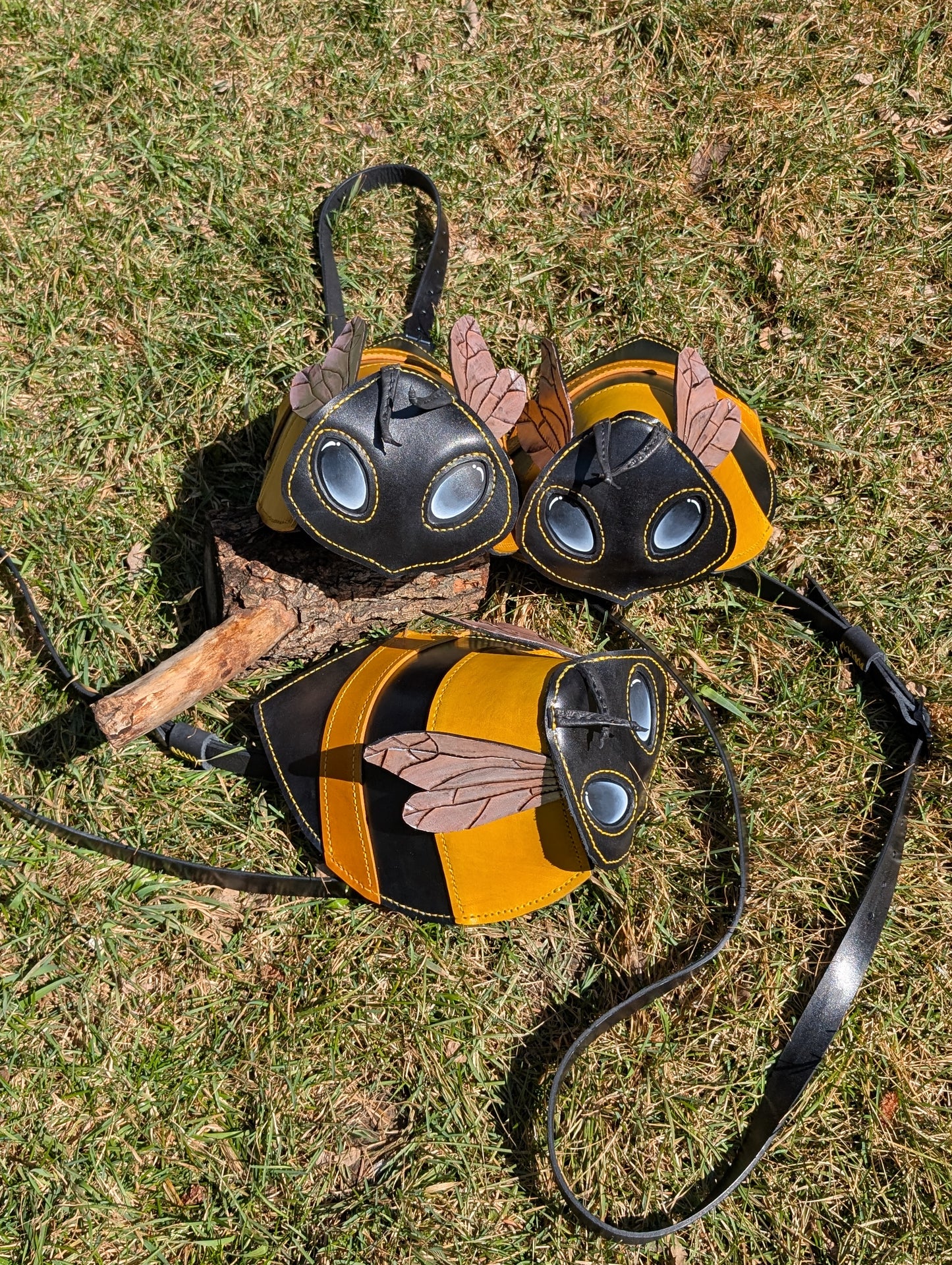 HANDMADE LEATHER BEE CROSSBODY PURSE (Full Grain)